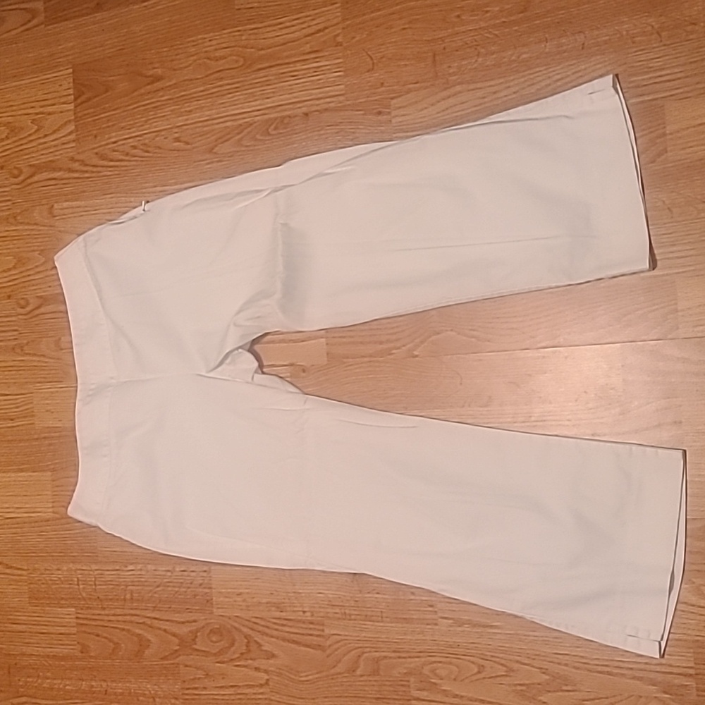 Whit cropped pants